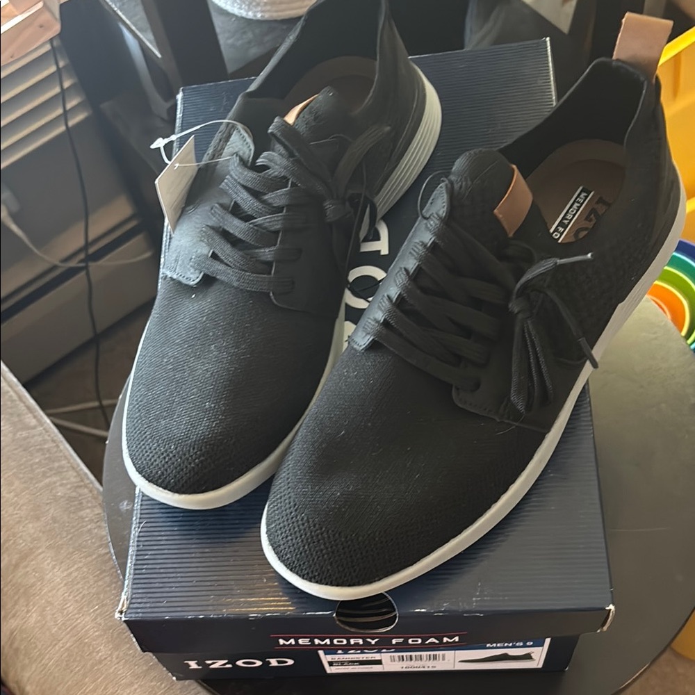Izod Black Sneakers Sleek Minimalist Design